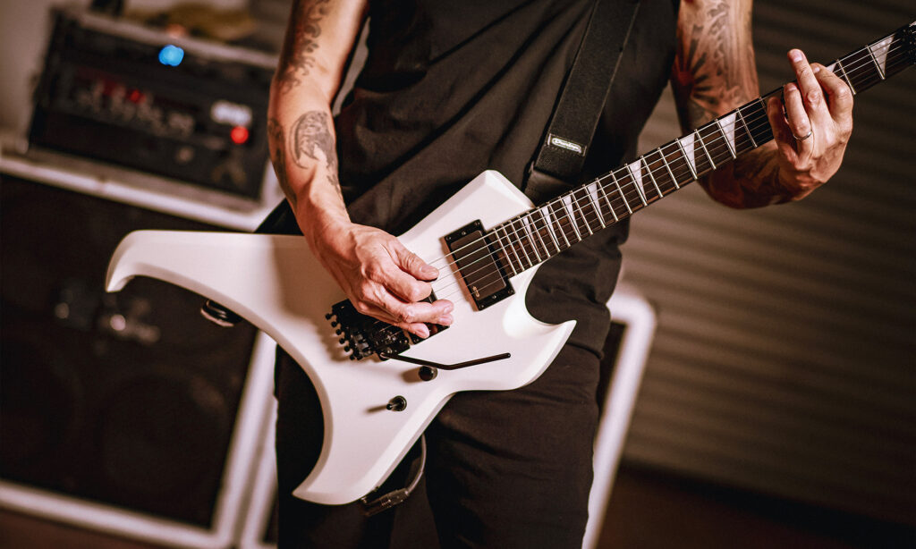 Jackson Pro Series Signature Rob Cavestany Death Angel Snow White bonedo news