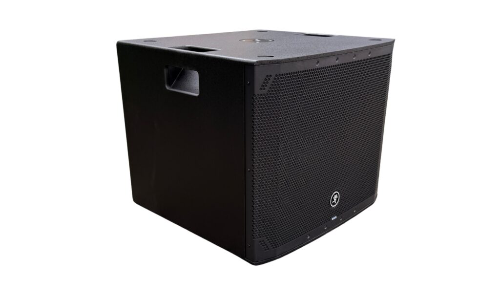 Mackie Thump 15v4 und 18Sv4 Test: Der Thump 18Sv4 steckt in einem robusten Holzgehäuse mit Bassreflexabstimmung