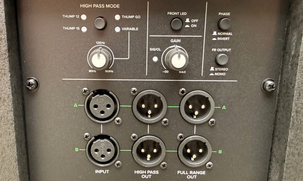 Am Subwoofer sitzen die XLR-Ein- und -Ausgänge samt schaltbaren High-Pass-Presets
