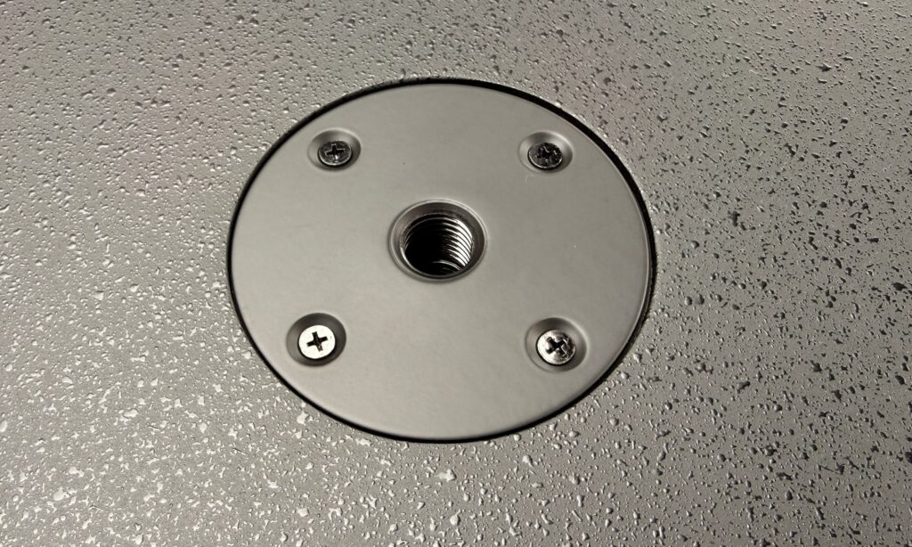Die stabile M20-Distanzstangenaufnahme des Mackie-Subwoofers