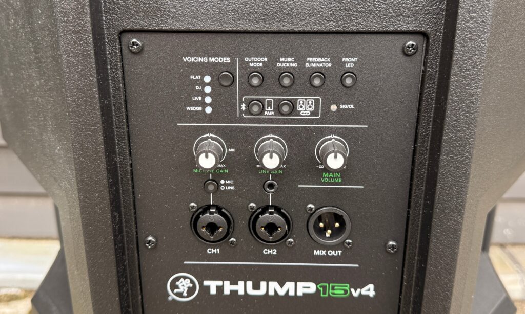 Mackie Thump 15v4 und 18Sv4 Test: Das Anschlussfeld des Topteils bietet zwei Combo-Eingänge, einen Mix-Out und die DSP-Bedienung