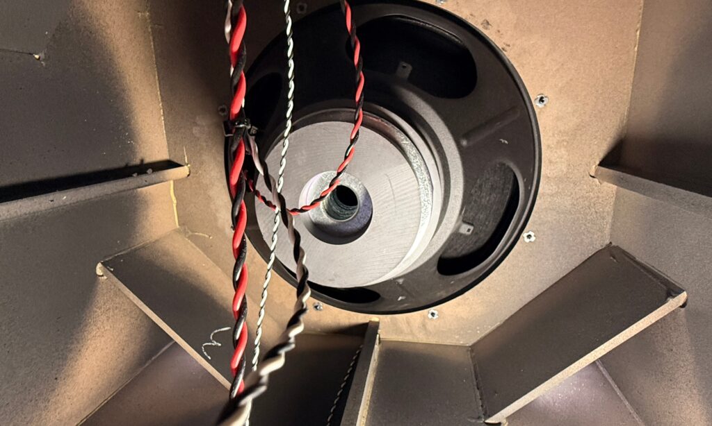 Der Blick ins Gehäuse zeigt das Ferrit-Chassis – Dämmmaterial fehlt hier allerdings