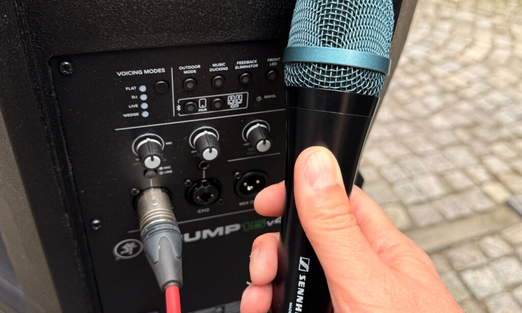 Dank der direkten Eingänge lässt sich ein Mikrofon auch ohne externen Mixer anschließen