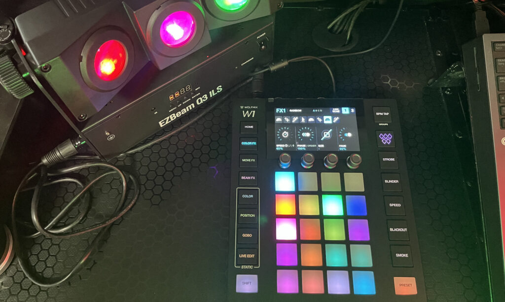 Der Chauvet DJ EZBeam Q3 ILS wird vom Wolfmix W1 gesteuert