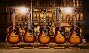 Gibson Custom feiert 100 Jahre Flat-Top-Akustikgitarre – fünf streng limitierte Modelle in Cremona Burst Artikelbild