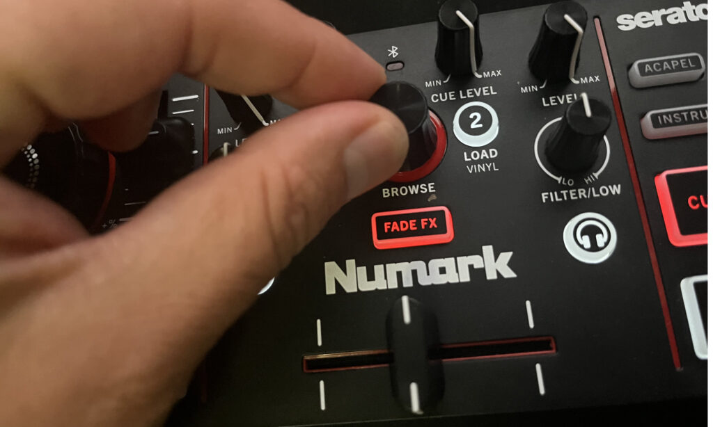 Numark hat einen Browser-Encoder und Ladetasten mit ins Gerät gepackt. 