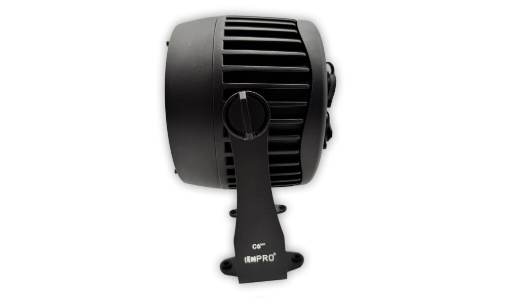 An der Seite des LCPRO Show.LED C6 MK2 sind Schrauben zur Ausrichtung der Lampe verbaut