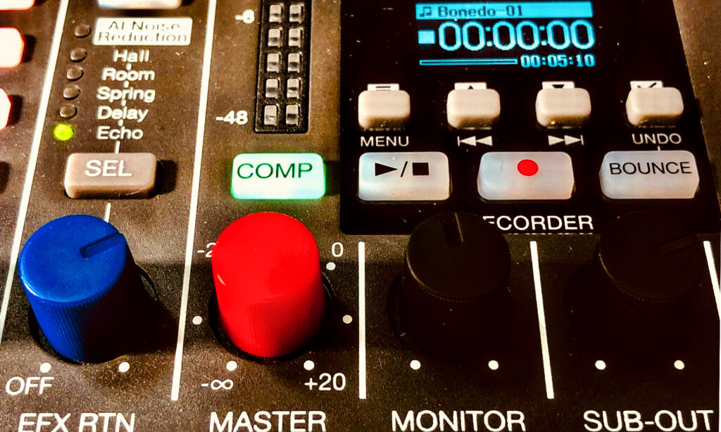 One button to compress them all: Der Kompressor des Zoom LiveTrak L6max kann lediglich an- und abgeschaltet werden