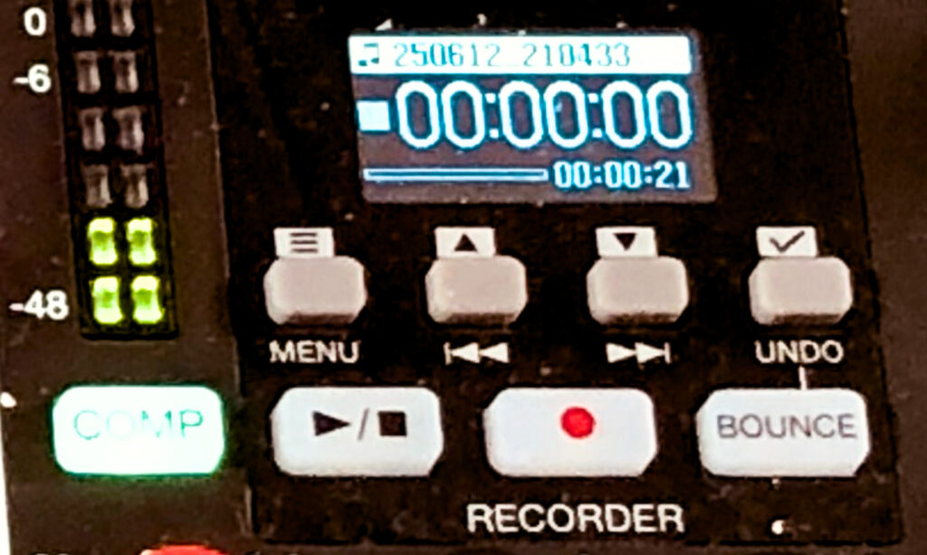 Die Rekorder-Einheit hat Menü- und-Navigations-Buttons