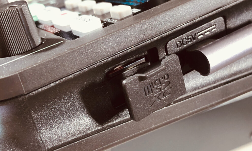 Die bis zu 2 TB große microSD-Karte des Zoom LiveTrak L6max steckt sicher hinter einer Gummiabdeckung