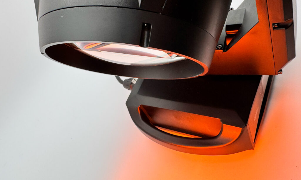 Die Linse des Eurolite LED IP TMH-B250beherbergt alle Effekt- und Farb-Räder und die COB-LED
