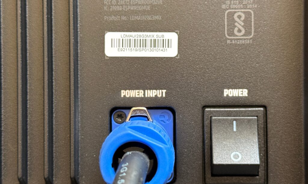 Die Stromversorgung erfolgt über ein verriegelbares PowerCon-Kabel