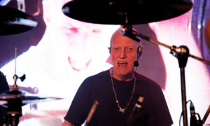 Nach mehr als 60 Jahren: Ex-AC/DC-Drummer Chris Slade geht in Ruhestand Artikelbild