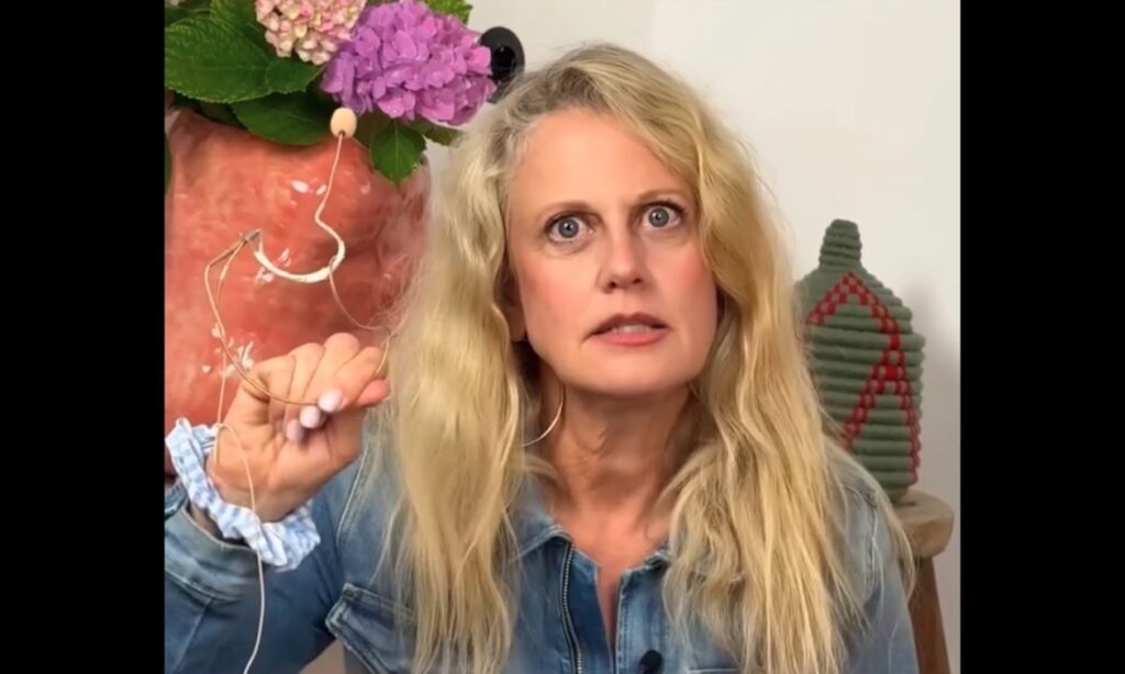 Barbara Schöneberger und ihre Erfindung der Schöneberger Bügel (Bildquelle: Barbara Schöneberger Instagram Kanal Screenshot)