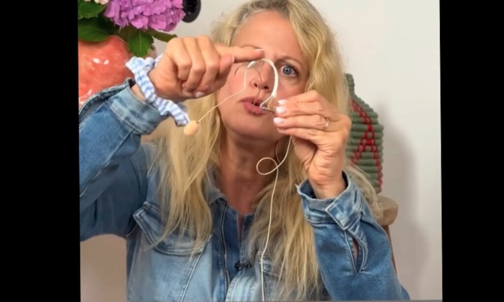 Barbara Schöneberger erklärt den Schöneberger Bügel (Bildquelle: Barbara Schöneberger Instagram Kanal Screenshot)