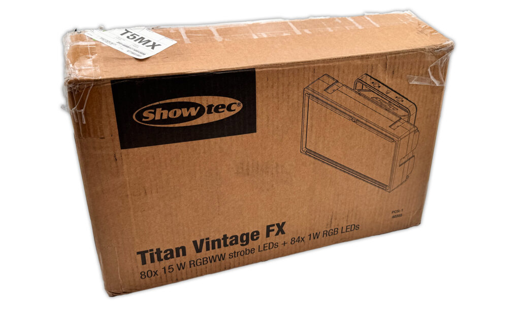 Der klassische Pappkarton des Showtec Titan Vintage FX