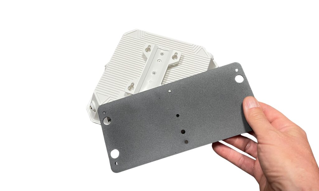Die schwarze Montageplatte ist im Lieferumfang des Swissonic Stage Access Points enthalten