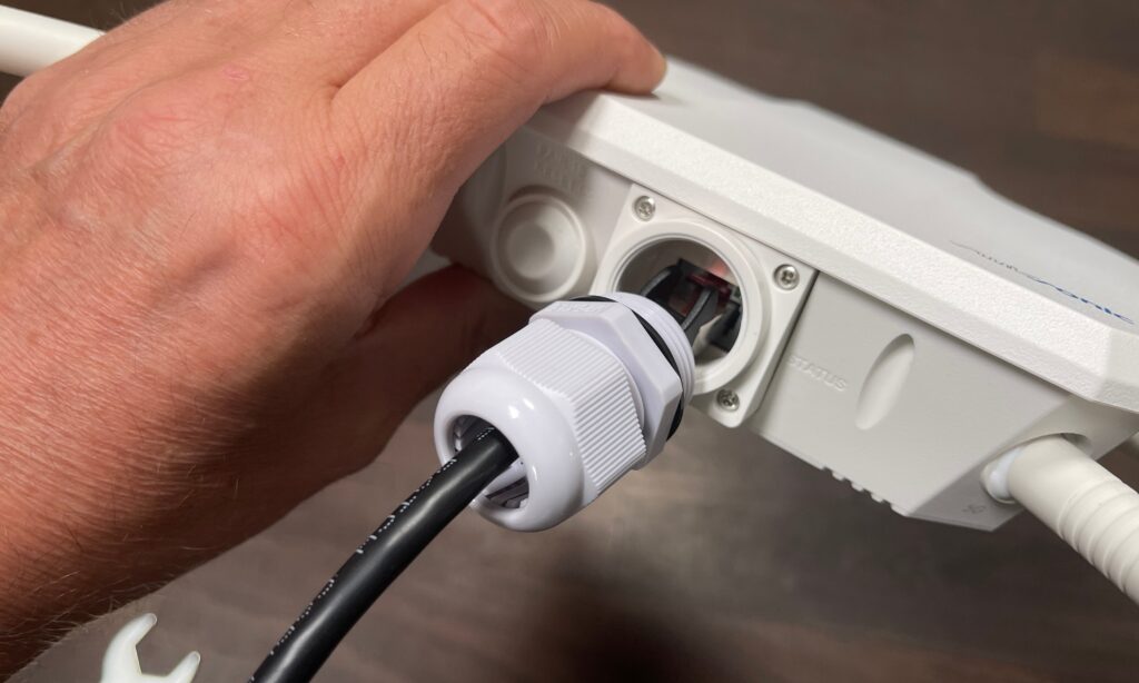 Die Steckerabdeckung lässt sich optional verwenden, beim Indoor-Betrieb ist diese nicht zwingend notwendig. Mit dem beiliegenden Schraubenschlüssel lässt sich die Steckerabdeckung sehr festziehen.