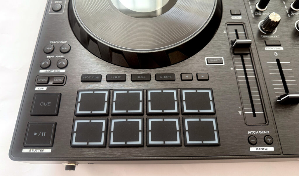 Die Transport-Sektion beim Denon DJ Prime 4 G2 und die neuen Multizone MPCe-Pads