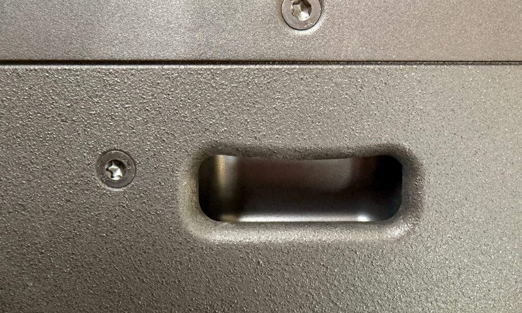 Die HK Audio LUNAR 12 XA ist mit zwei Griffschalen ausgestattet