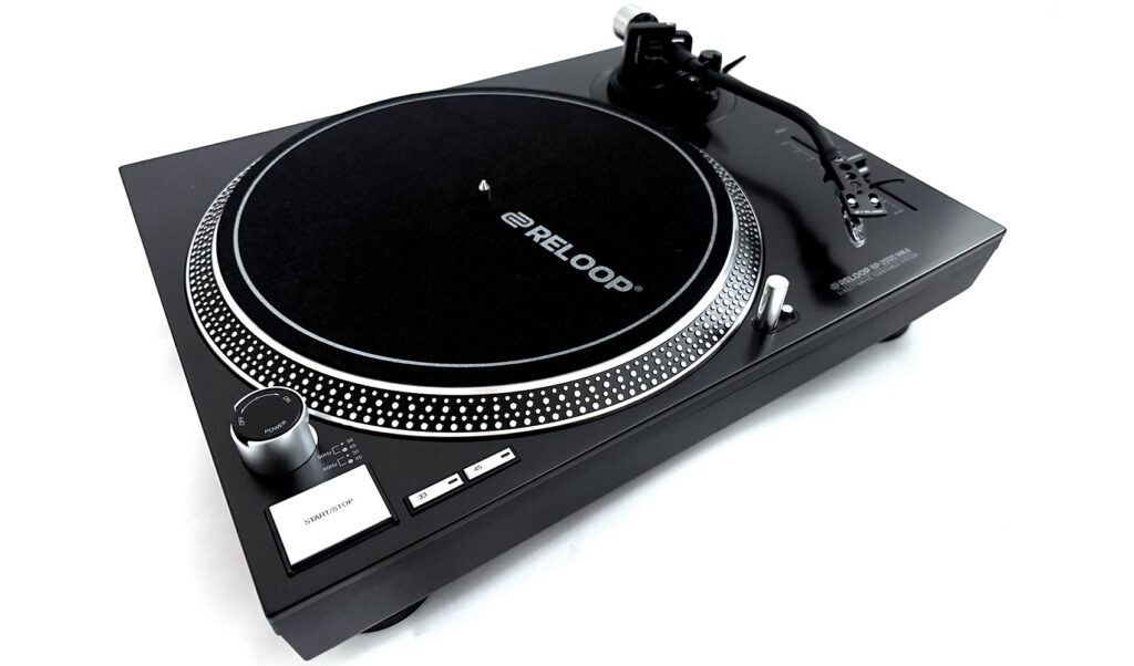 Der Reloop RP-2000 MK2 nochmals seitlich betrachtet