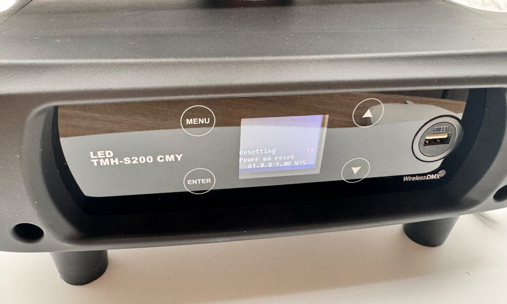 Es braucht nur ein paar Sekunden, den Eurolite LED TMH-S200 CMY BSW zu starten
