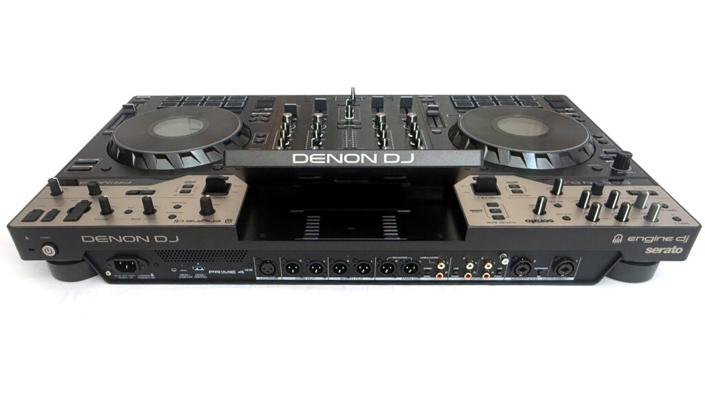 Die Komplettansicht auf das Denon DJ Prime 4 G2 Backpanel