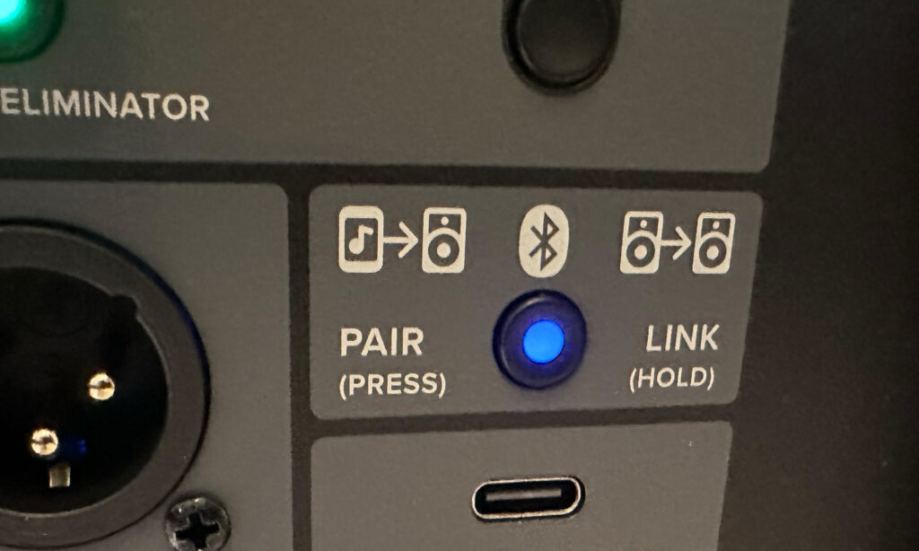 Im Bluetooth-Pairing-Mode leuchtet die blaue LED der Mackie Thrash12v2.