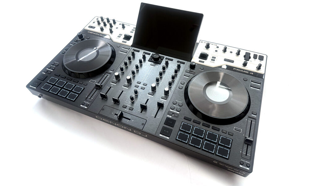 Nochmals ein seitlicher Blick auf den Denon DJ Prime 4 G2