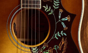 Zwei neue Koa-Modelle: Gibson Custom Hummingbird Elegant Koa Honey Burst & SJ-200 Elegant Koa Honey Burst Artikelbild