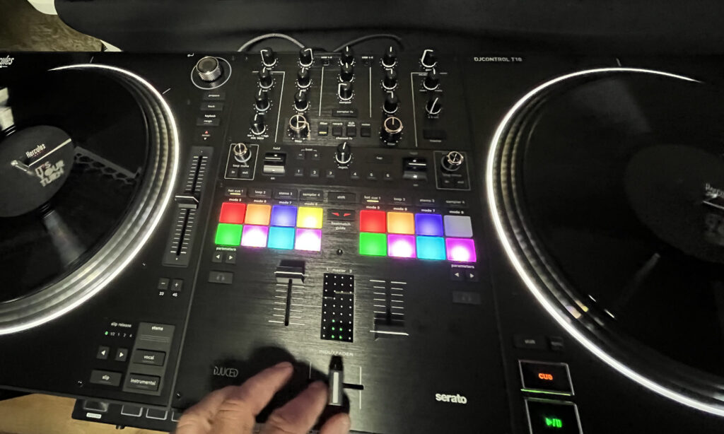 Fader-Trio für Mixing-Action beim Hercules DJControl T10