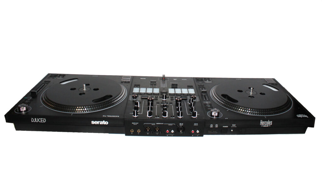 Hercules DJControl T10 DJ-Controller Test- Rückseite mit Master-Output (XLR/Cinch) und Mike-Klinkenbuchse