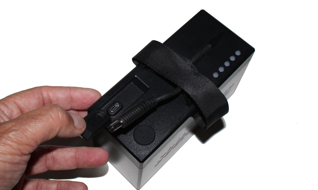 „Tha Battery“ – auswechselbarer Akku mit Ladestandsanzeige und USB-C