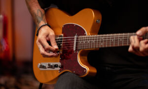 Squier Paranormal Troy Van Leeuwen Telecaster XII: Zwölf Saiten für die Queens of the Stone Age Artikelbild