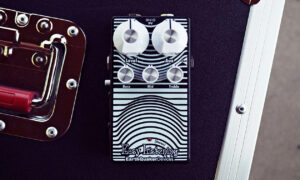 Guitar Summit 2026: Earthquaker Devices Stereo Easy Listening – Earthquakers analoge Amp-Simulation jetzt auch in True Stereo Artikelbild