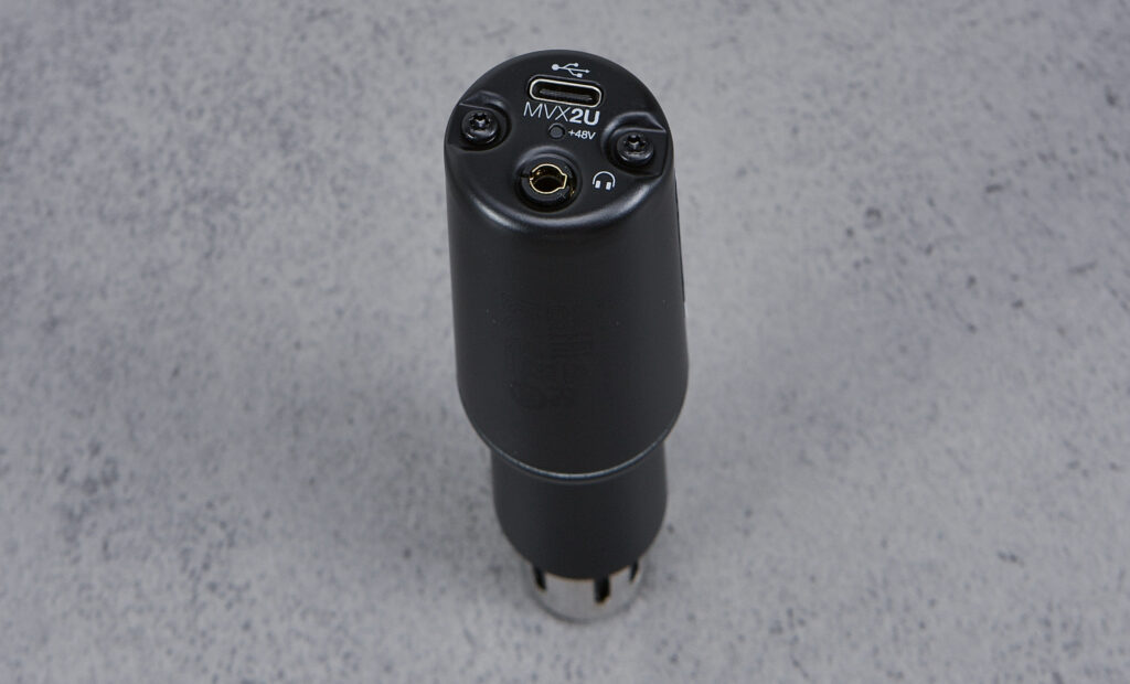 Shure Mic-Plug-Interface MVX2U, kopfunter auf Fläche stehend   