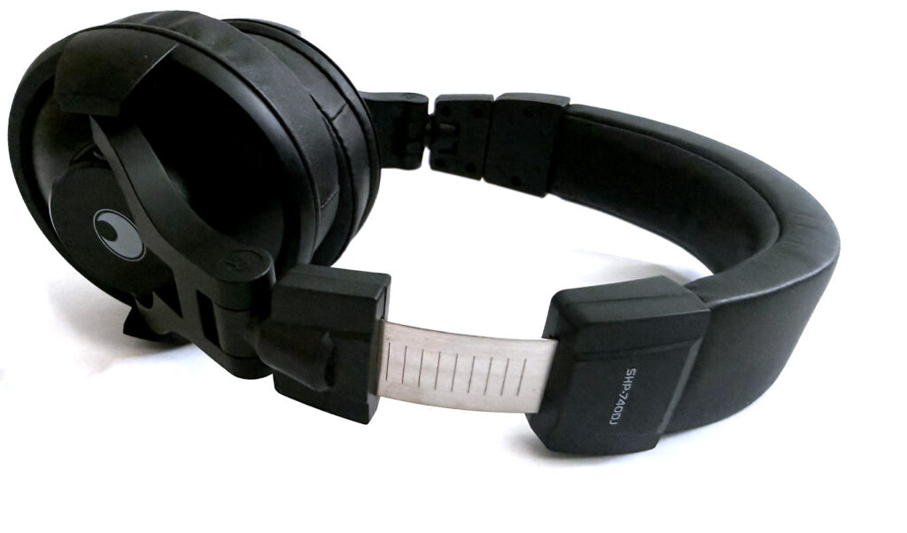 Die ausziehbaren Bügel des Omnitronic SHP-740DJ aus Metall