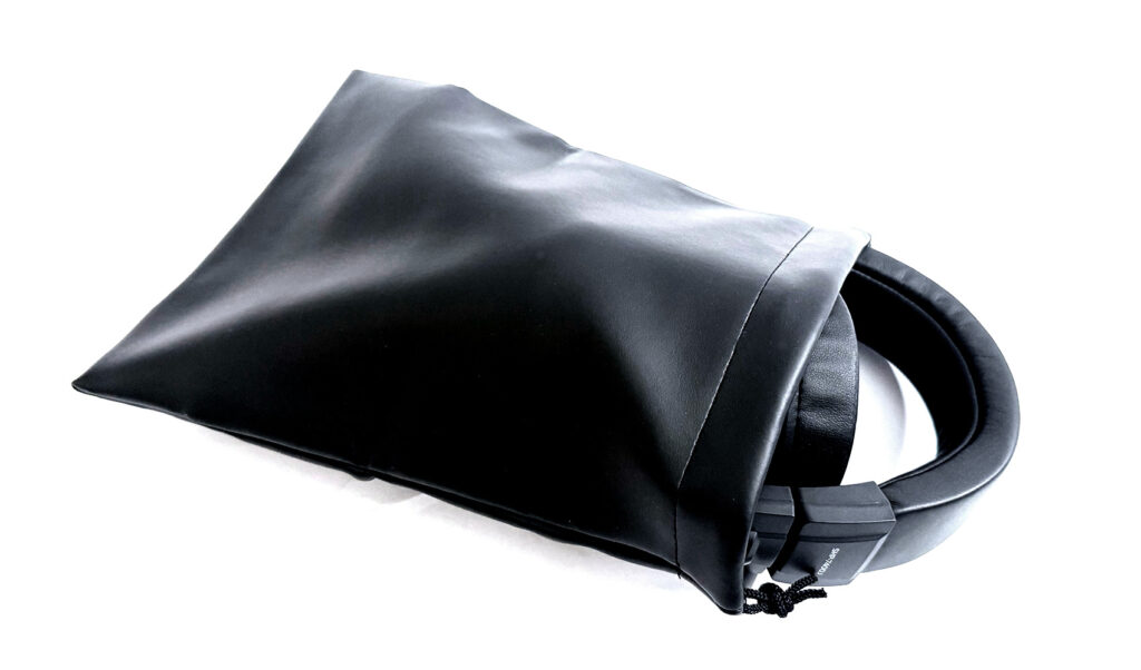 In dieser Tasche kann der Omnitronic SHP-740DJ sicher transportiert werden