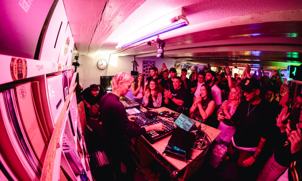 … oder auch manchmal ganz hautnah im Plattenladen um die Ecke, wie hier Richie Hawtin in Zwart Goud Record Store (Photo: Linde Dorenbos, mit freundlicher Genehmigung ADE)