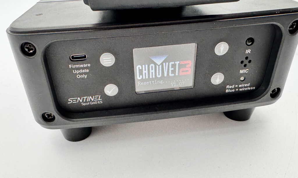 … fährt Chauvet DJ Sentinel Spot Q60 ILS auch schon hoch