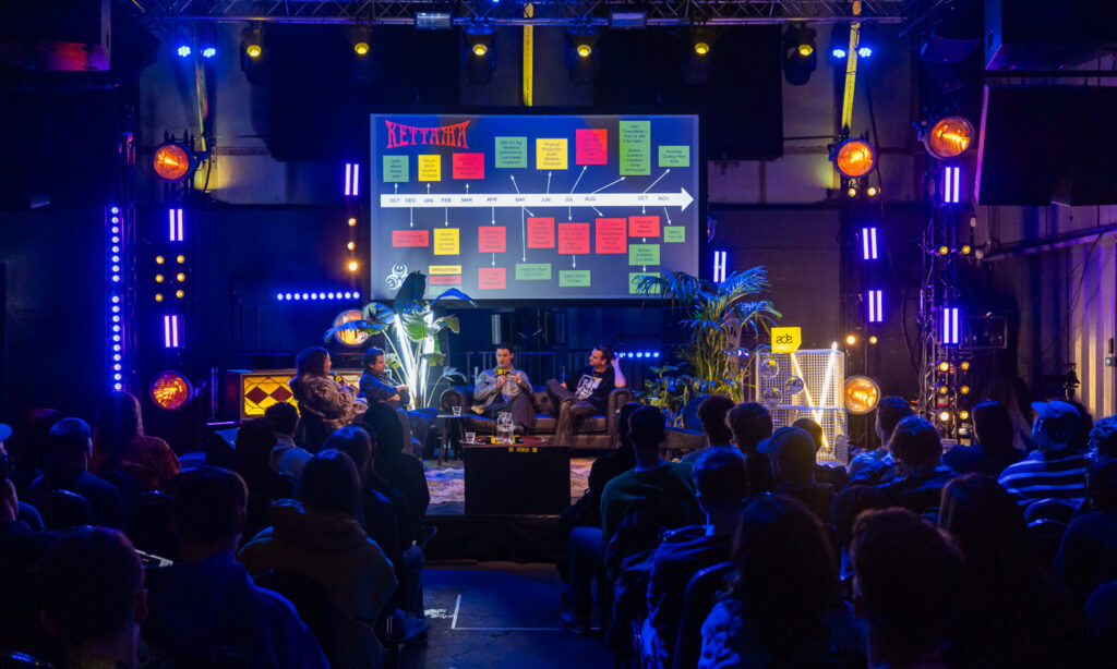 Typisch ADE: Panels … (Photo: Angelina, mit freundlicher Genehmigung ADE)

