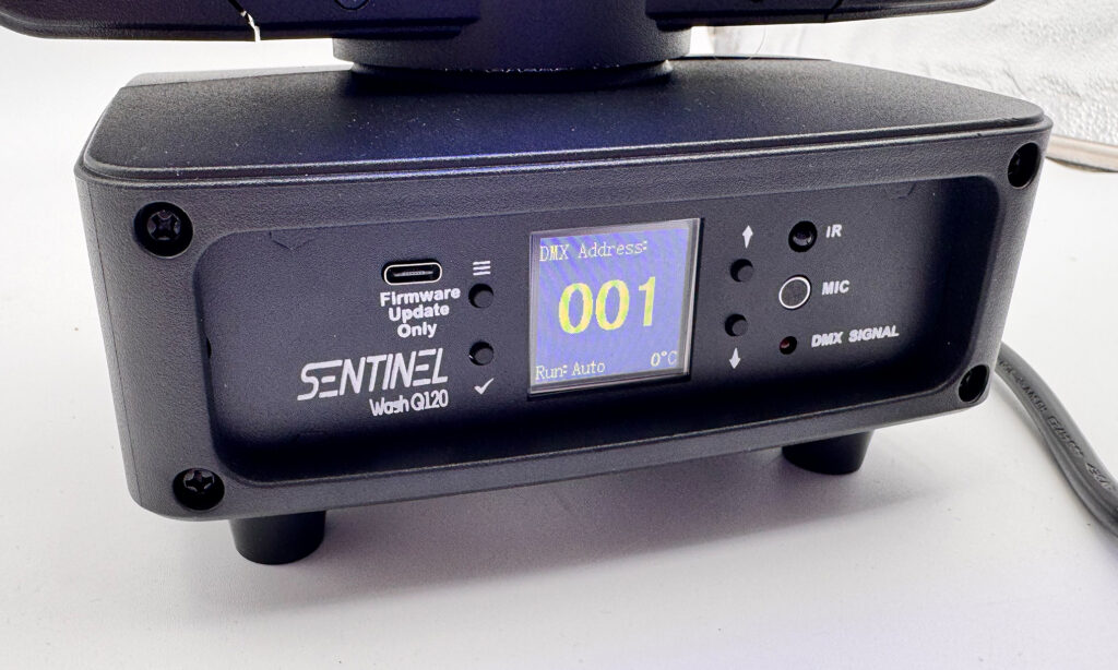 …schaltet sich der Chauvet DJ Sentinel Wash Q120 ein
