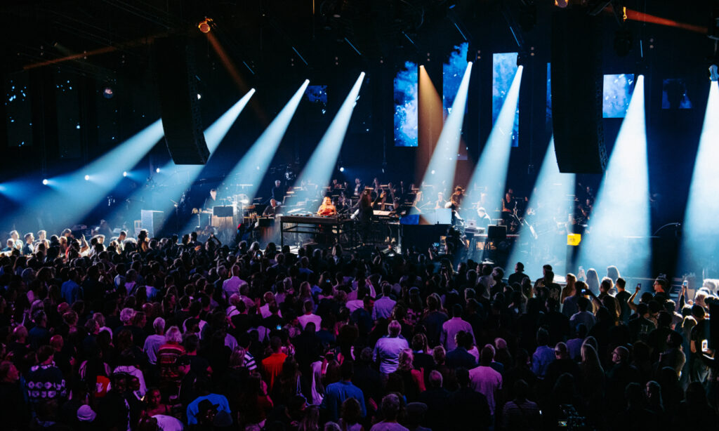 Die Opening Konzerte des ADE sind immer etwas ganz Besonderes: hier 2025 DBN Gogo und das Metropole Orkest im Melkweg (Photo: Linde Dorenbos, mit freundlicher Genehmigung ADE)