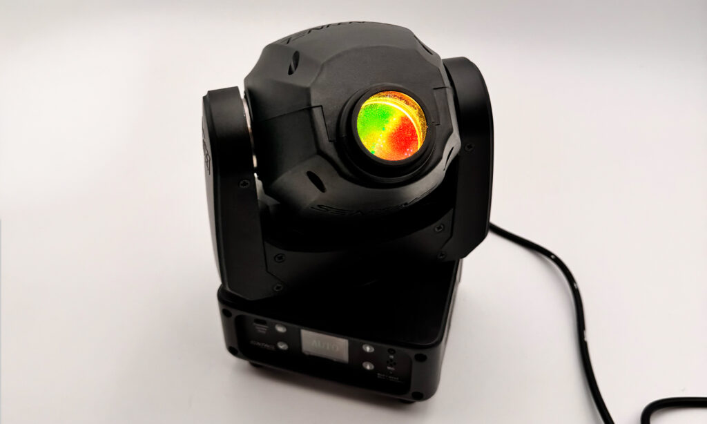 Im Auto-Mode arbeitet Chauvet DJ Sentinel Spot Q60 ILS von allein