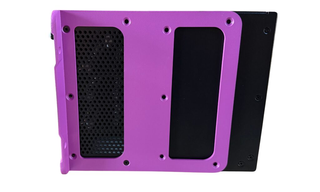 Die Rackwinkel lassen sich in zwei Positionen am Gehäuse des Violet Audio dMix 128 anbringen