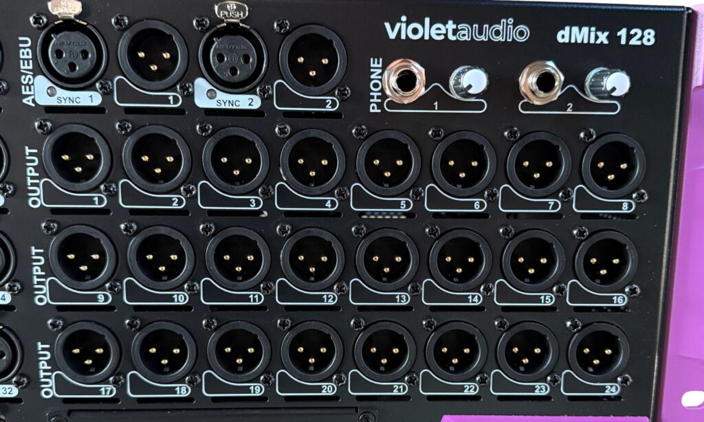 Die Ausgänge des Violet Audio dMix 128