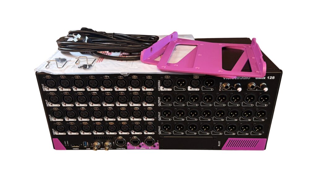 Der Lieferumfang umfasst zwei Netzkabel, Quickstart Guide und Rackwinkel