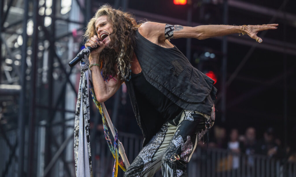 Steven Tyler spielte auch auf dem „Back to the Beginning" Konzert (Bildquelle: Die Back to the Beginning" Website)