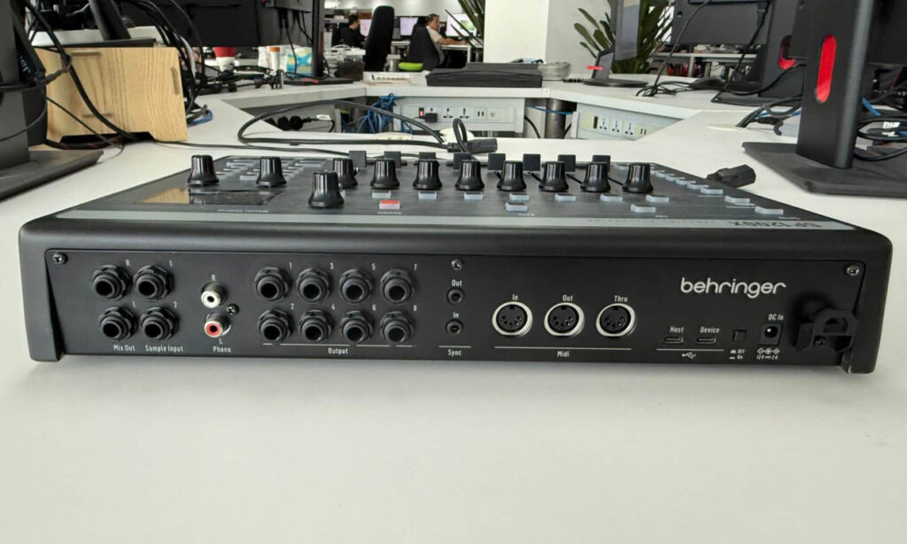 SP-1200X Anschlüsse (Bildquelle: Behringer auf Facebook)