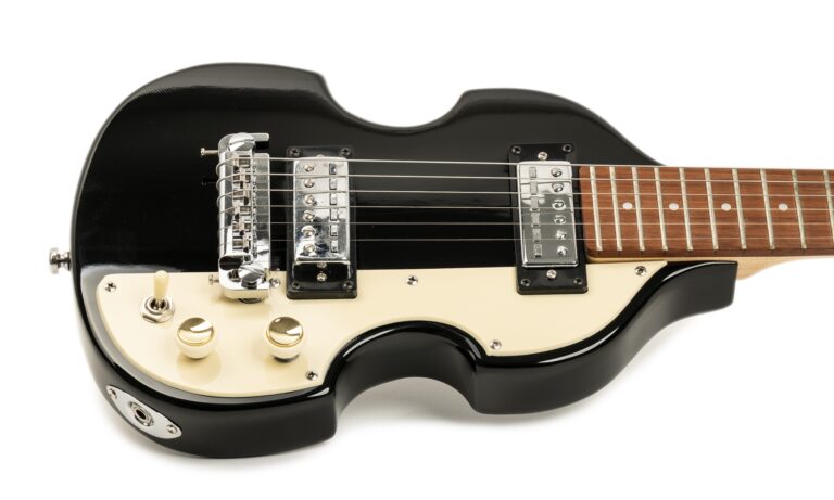 Test: Höfner Shorty Violin Guitar – Spielzeug, Reisegitarre oder vollwertiges Instrument mit Beatles-Charme? Artikelbild